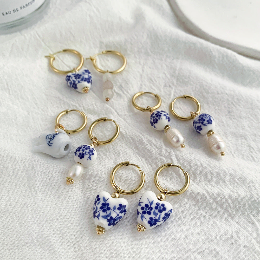 Buy now the Delft blue ceramic earrings from Amore Jewellery! These gold-plated retro earrings with a ceramic pendent and natural pearls have an elegant design!