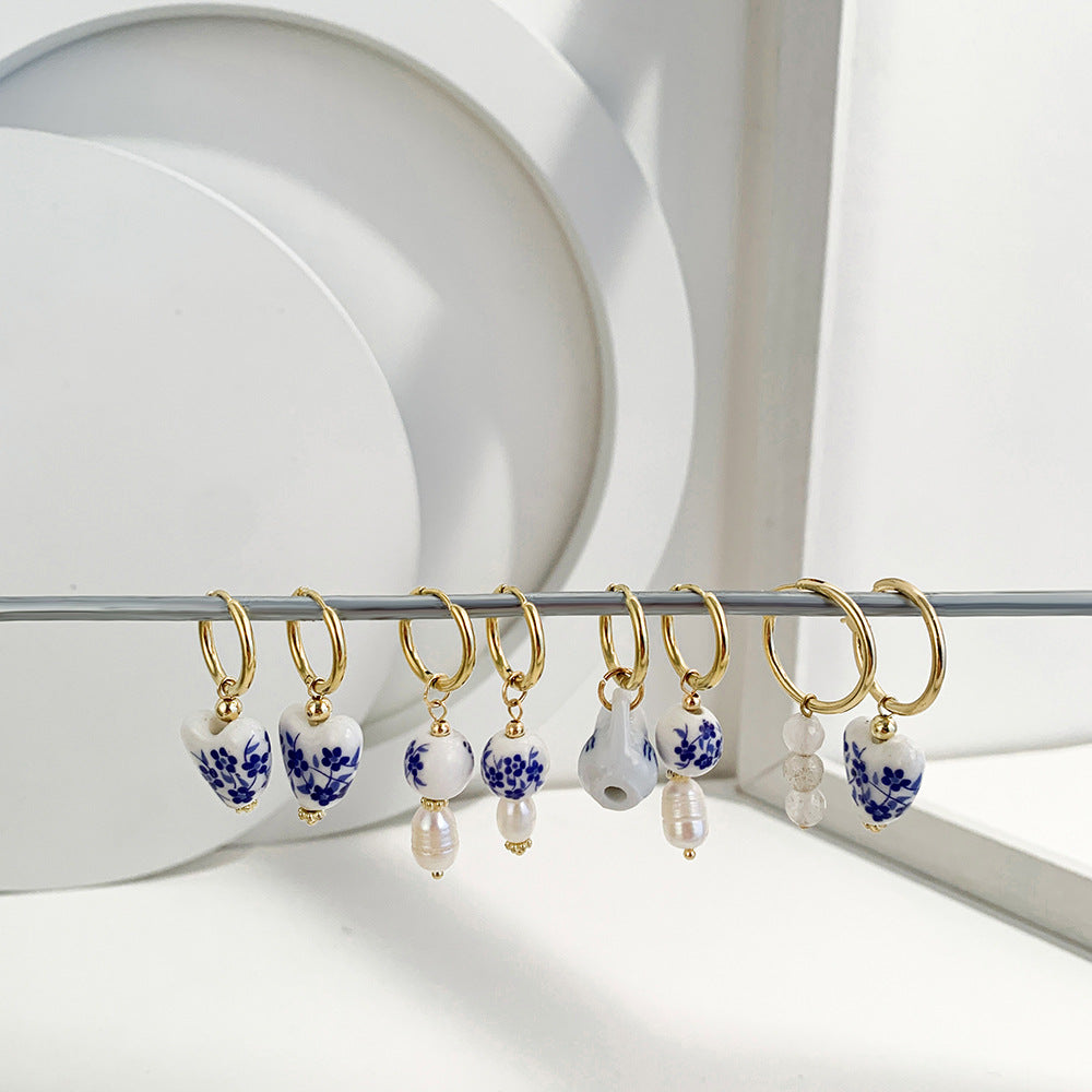 Buy now the Delft blue ceramic earrings from Amore Jewellery! These gold-plated retro earrings with a ceramic pendent and natural pearls have an elegant design!