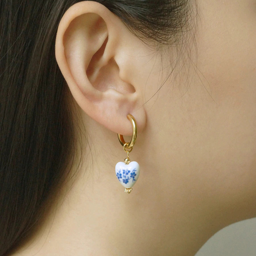 Buy now the Delft blue ceramic earrings from Amore Jewellery! These gold-plated retro earrings with a ceramic pendent and natural pearls have an elegant design!