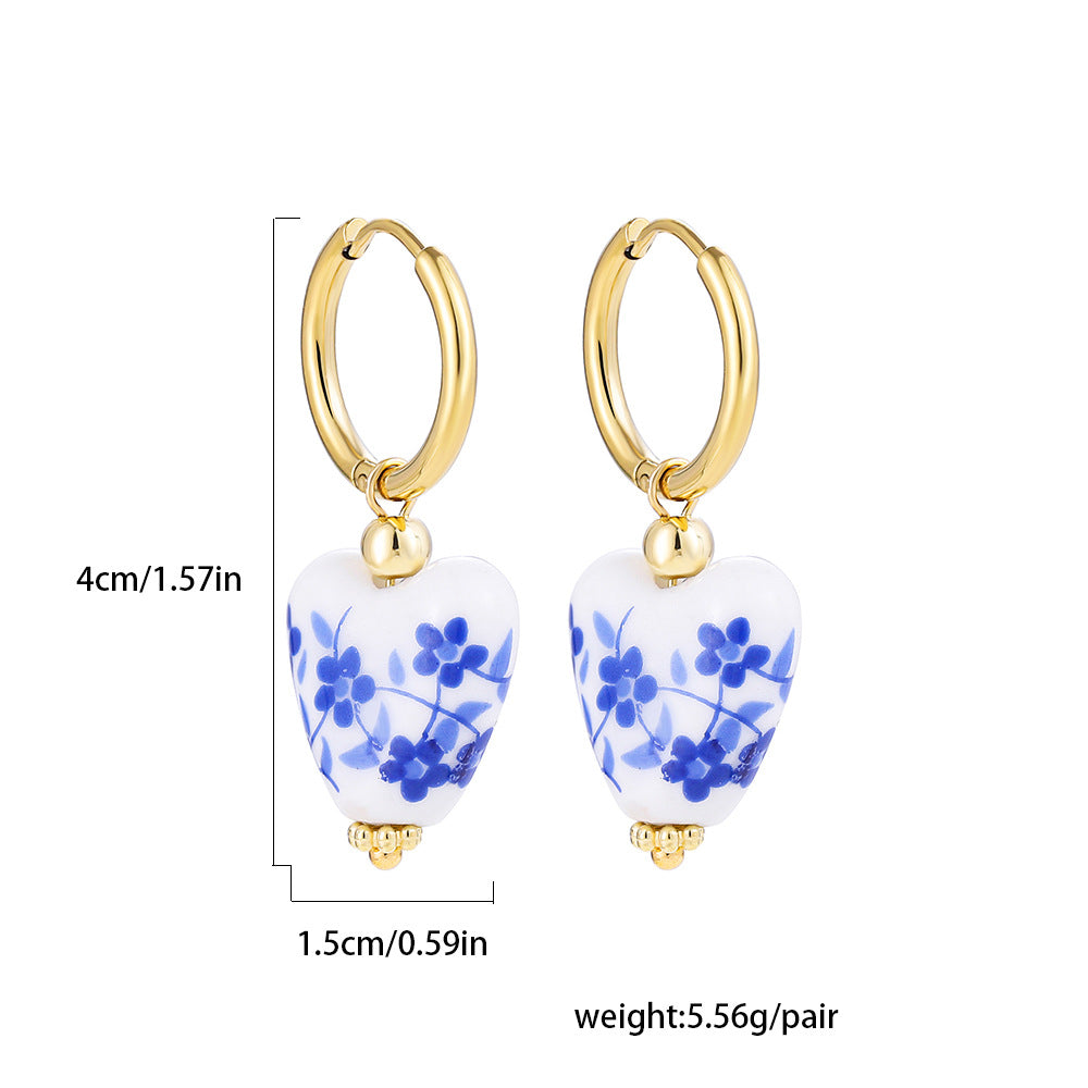 Buy now the Delft blue ceramic earrings from Amore Jewellery! These gold-plated retro earrings with a ceramic pendent and natural pearls have an elegant design!