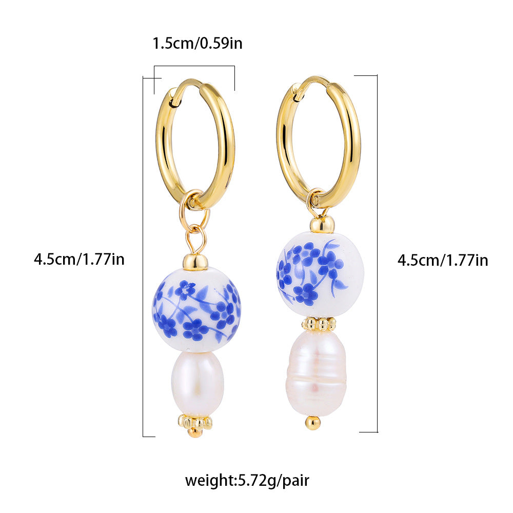 Buy now the Delft blue ceramic earrings from Amore Jewellery! These gold-plated retro earrings with a ceramic pendent and natural pearls have an elegant design!