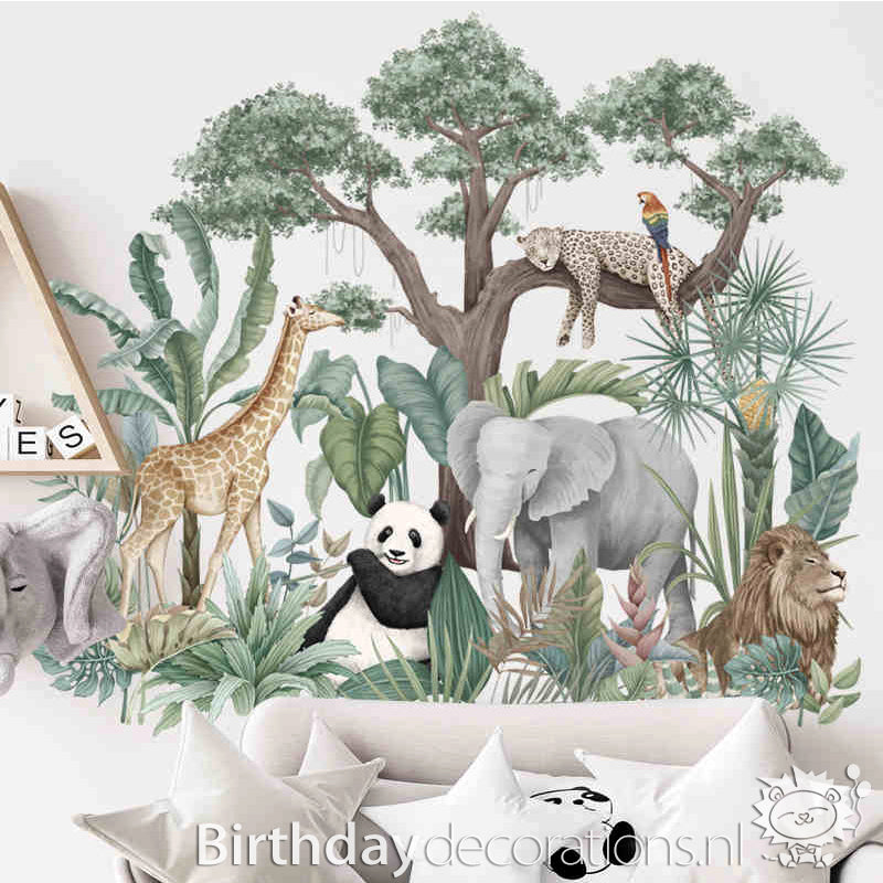 Koop nu de Panda in de Jungle Muursticker van BirthdayDecorations.nl! Kinderkamer wanddecoratie - Babykamer decoratie - Muurdecoratie - Decoratie sticker - Zelfklevende muursticker voor baby en kinderkamer