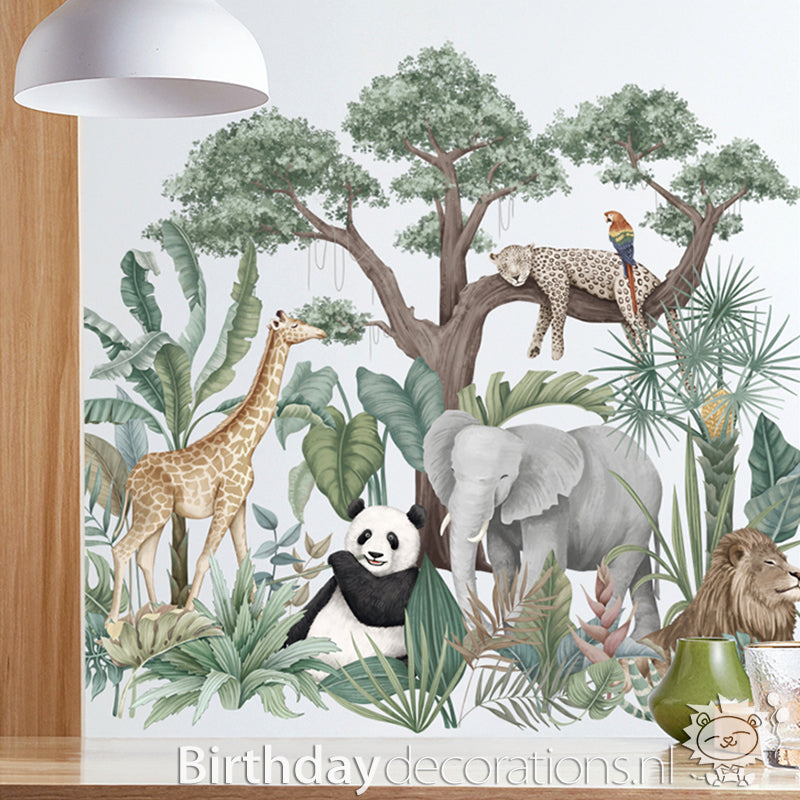 Koop nu de Panda in de Jungle Muursticker van BirthdayDecorations.nl! Kinderkamer wanddecoratie - Babykamer decoratie - Muurdecoratie - Decoratie sticker - Zelfklevende muursticker voor baby en kinderkamer